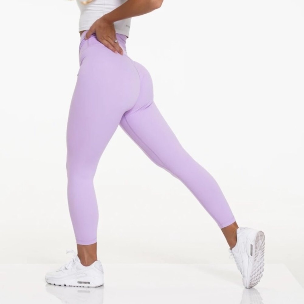NWT Signature Leggings Lilac NVGTN
